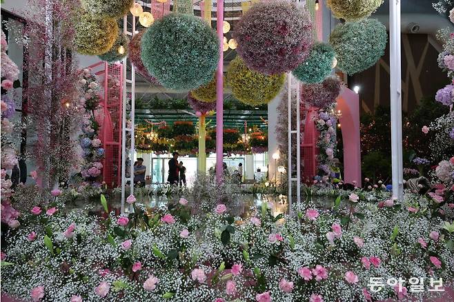 ‘숨 쉬는 실내정원’은 전시관 내부 벽면을 활용한 약 20m 수직 정원과 공간별 테마를 가진 열린 수평 정원으로 구성돼 열대우림 분위기를 연출했다. 고양=전영한 기자 scoopjyh@donga.com