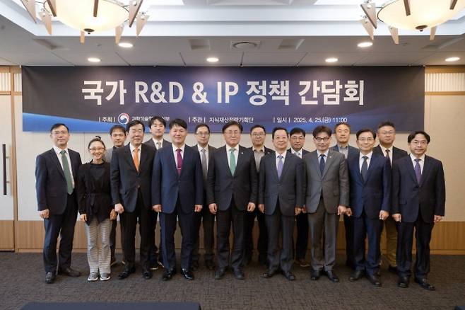 유상임 과학기술정보통신부 장관(왼쪽에서 8번째)이 25일 서울 중구 한국프레스센터에서 열린 '국가 R&D & IP 정책 간담회' 에서 참석자들과 기념촬영을 하고 있다. 과학기술정보통신부 제공.