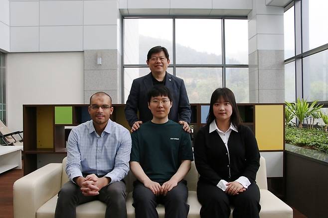 인수일 DGIST 교수(가운데 상단)와 연구팀원들.