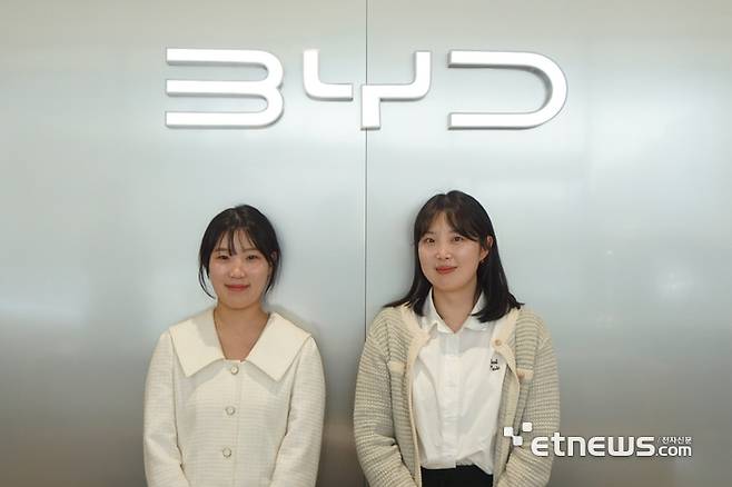 비전의 kt cloud BizOffice(비즈오피스) 도입을 총괄한 기획팀 배현정 과장(오른쪽), 경영지원팀 명채은 사원.
