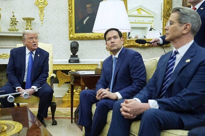 스콧 베선트(맨오른쪽) 미국 재무장관이 24일(현지시간) 백악관에서 열린 미 노르웨이 정상회담에서 마코 루비오(가운데) 국무장관과 함께 배석해 있다. 베선트 장관은 도널드 트럼프(왼쪽) 미 대통령의 지시로 이날 오전 열린 한미 무역협상 결과에 대해 간략히 설명하고 한국과 통상협의가 성공적이었으며 이르면 다음주 '양해에 관한 합의'에 이를 것이라고 말했다. AP 연합