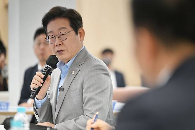 이재명 더불어민주당 대선 경선 후보가 25일 오전 전남 나주시 전남농업기술원에서 열리는 '미래농업 전초기지 호남' 농업과학기술 진흥 간담회에 참여해 인사말하고 있다. 사진=뉴시스