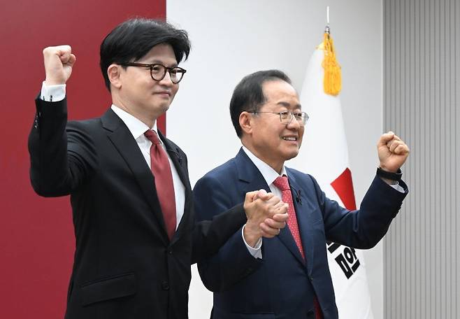 한동훈(왼쪽), 홍준표 제21대 대통령 선거 국민의힘 경선 후보가 지난 23일 오후 서울 여의도 국민의힘 중앙당사에서 열린 2차 경선토론회 미디어데이에서 맞수토론 상대로 결정된 뒤 기념촬영하고 있다. 뉴시스