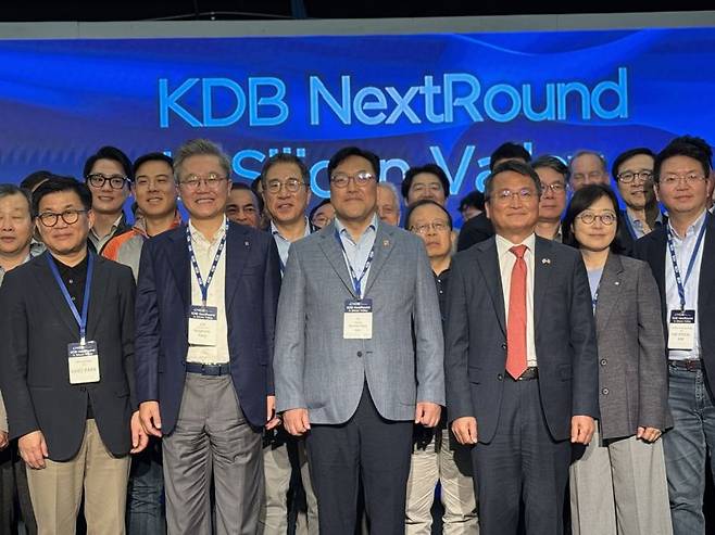 강석훈 한국산업은행 회장(왼쪽 두번째)과 김병환 금융위원장(왼쪽 세번째)이 23일(현지시간) 미국 실리콘밸리에서 열린 'KDB 넥스트라운드 인 실리콘밸리'에 참석해 기념사진을 찍고 있다.한국산업은행 제공