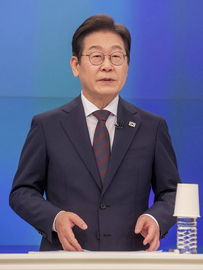 이재명 더불어민주당 대선 경선 후보가 25일 서울 중구 티비조선 스튜디오에서 열린 더불어민주당 제21대 대통령 선거 경선 후보자 TV 토론회에서 발언하고 있다. 사진=뉴스1