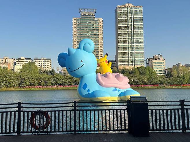 메타몽이 변신한 라프라스와 피카츄 대형 아트벌룬