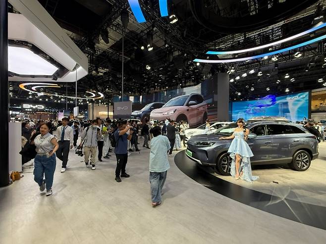 22일 프레스데이로 개막한 오토상하이 2025, BYD 전시장에 관람객들이 모여있다. 사진=한국자동차전문기자협회