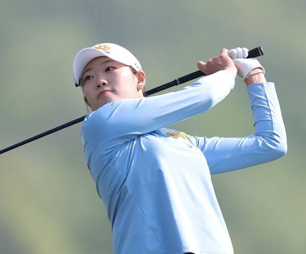 한국여자프로골프(KLPGA) 투어 2025시즌 신설 대회 덕신EPC 챔피언십에 출전한 방신실 프로가 2라운드에서 경기하는 모습이다. 제공=KLPGA