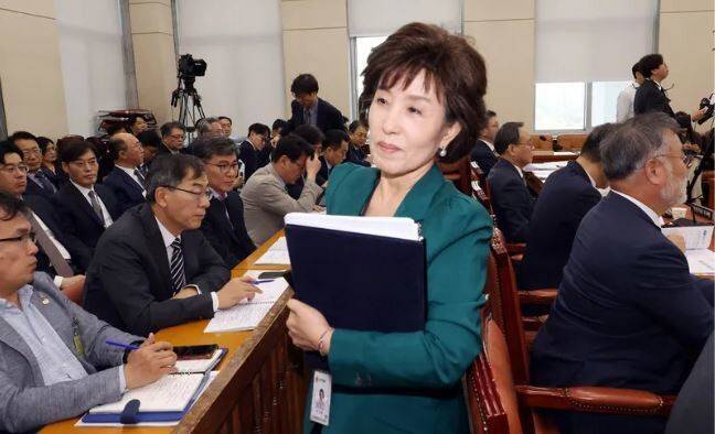 박선영진실·화해를위한과거사정리위원회 위원장이 24일 국회 행정안전위원회 전체회의에서 신정훈 행안위원장과 논쟁을 벌이다 이석하고 있다. 김경호 선임기자 jijae@hani.co.kr