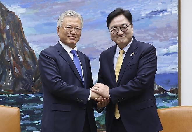 4·27 판문점선언 7주년 기념식 참석차 국회를 방문한 문재인 전 대통령과 우원식 국회의장이 25일 오후 서울 여의도 국회 의장실에서 기념촬영을 하고 있다. 국회사진기자단