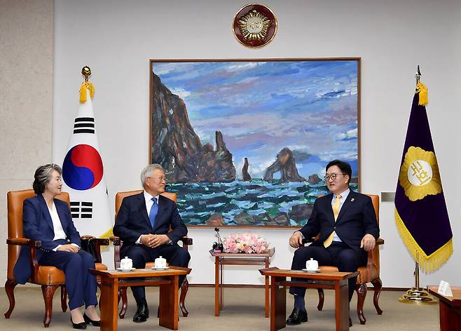 4·27 판문점선언 7주년 기념식 참석차 국회를 방문한 문재인 전 대통령이 25일 오후 서울 여의도 국회에서 우원식 국회의장과 면담을 하고 있다. 국회사진기자단