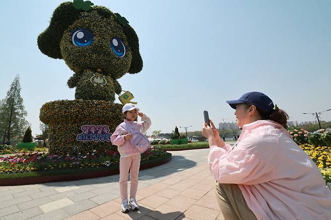 ‘2025 고양국제꽃박람회’ 개막날인 25일 경기도 고양시 일산호수공원에서 이곳을 찾은 가족이 아이들의 최인기 캐릭터 티니핑 앞에서 기념사진을 찍고 있다. 정용일 선임기자