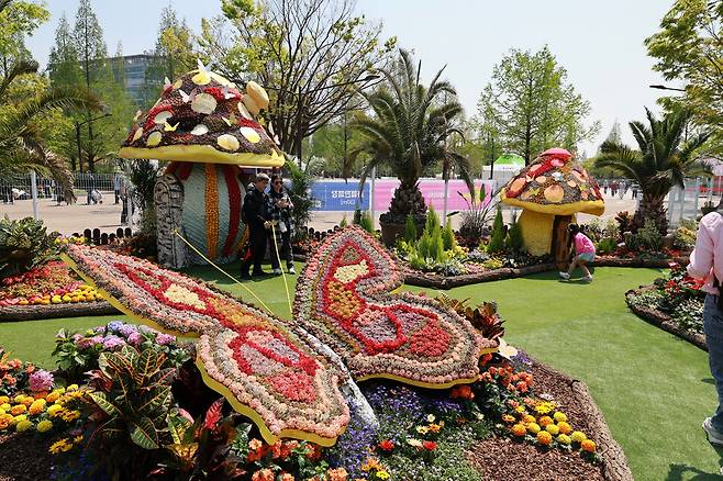 ‘2025 고양국제꽃박람회’ 개막날인 25일 경기도 고양시 일산호수공원에서 버섯 모양을 한 조형물이 설치돼 있다. 정용일 선임기자