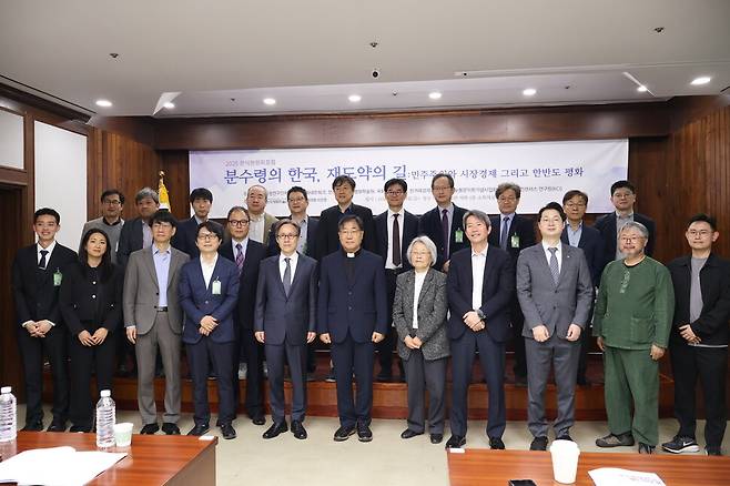 25일 서울 여의도 국회도서관에서 ‘분수령의 한국, 재도약의 길: 민주주의와 시장경제 그리고 한반도 평화’라는 주제로, ‘2025 문익환평화포럼’이 열렸다. 조현경 한겨레경제사회연구원 부원장 gobogi@hani.co.kr