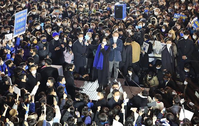 \'추적단 불꽃\' 활동가 출신인 박지현 디지털성범죄 특별위원장이 2022년 3월8일 서울시 마포구 홍대 걷고싶은거리 광장무대에서 열린 더불어민주당 이재명 대선후보의 마지막 유세에서 지원유세를 하고 있다. 공동취재사진