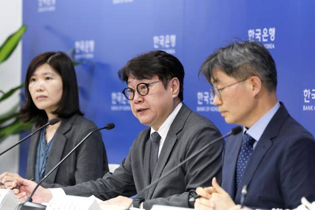 이동원(가운데) 한국은행 경제통계2국장이 24일 서울 중구 한국은행에서 2025년 1분기 실질 국내총생산의 주요 특징을 설명하고 있다. 연합뉴스