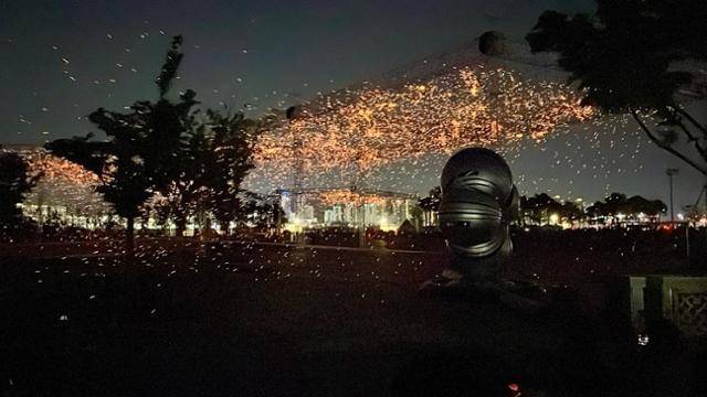 2023년 5월 20일 세종중앙공원 잔디마당에서 열린 세종낙화축제 장면. 산사에서 열리던 낙화축제(낙화법회)가 인기를 끌자 2022년 10월 세종축제를 계기로 산에서 도심 공원으로 내려와 더 많은 이들에게 소개됐다. 2023년부터는 부처님오신날을 앞두고 세종중앙공원에서 '세종낙화축제'라는 이름으로 추가로 열리고 있다. 올해 축제는 26일 오후 7시에 열린다. 세종에서는 이 축제 외에도 영평사에서 열리는 가을 산사음악회를 겸한 낙화축제와 정월대보름에 맞춰 열리는 정월낙화에서도 낙화를 볼 수 있다. 세종시는 올해 낙화축제가 열리는 날을 포함한 2박 3일 동안 다양한 야간문화행사를 곁들인 '밤마실 주간'을 운영한다. 낙화축제가 세종을 대표하는 전국구 축제로 성장하자 이를 활용한 사업이다. 세종=정민승 기자