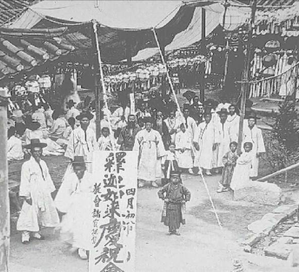 일제강점기 초기 개성 인근 화장사(華藏寺)로 추정되는 사찰에서 이뤄진 부처님오신날(석가여래경축회) 행사 장면. 경내 곳곳에 걸린 연등 밑에 가래떡처럼 하얗게 걸린 게 숯을 한지에 싸서 만든 낙화봉이다. 불을 붙이면 안에 있는 숯이 타면서 불꽃이 날린다. 한번 불이 붙으면 웬만한 비에도 꺼지지 않고 탄다. 중국과 일본 등 다른 불교 문화에는 없는 한국 불교만의 정화의식이다. 낙화법보존회 제공