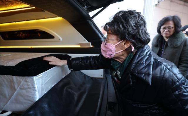 이용수 할머니가 2월 18일 인천 연수구 인천적십자병원 장례식장에서 열린 일본군 '위안부' 피해자 고(故) 길원옥 할머니 발인식에서 고인에게 마지막 인사를 하고 있다. 뉴시스