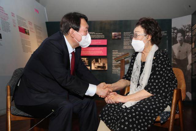 2021년 9월 11일 윤석열 당시 국민의힘 대선 경선 후보가 대구 중구 희움 일본군 '위안부' 역사관을 찾아 이용수 할머니와 인사하는 모습. 연합뉴스