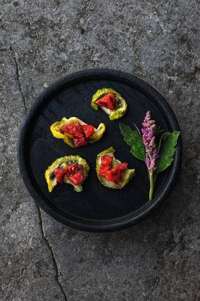 정관 스님이 빨간색 토마토와 초록색 토마토를 활용해 만든 장아찌. 윌북 제공