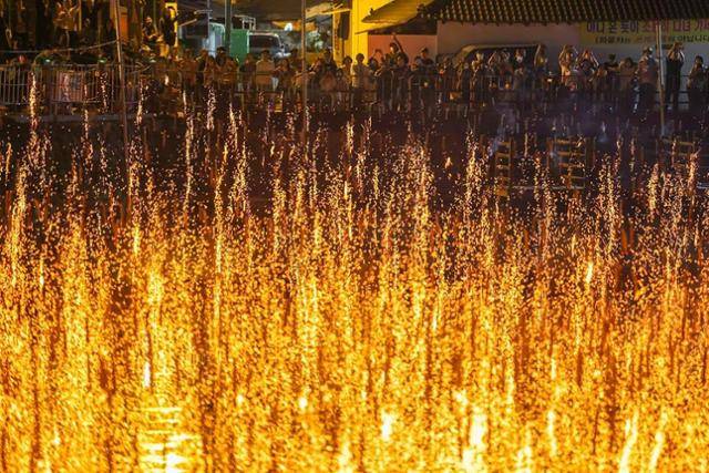 함안낙화놀이 한 장면. 이 놀이는 조선 선조때인 함안군수 정구가 액운을 없애고 백성의 안녕과 풍년을 기원하기 위해 시작했다고 전해진다. 조선 고종때 부임한 오횡목 함안군수의 에는 1890년 함안읍성 전체에서 열린 낙화놀이를 보고 쓴 시가 기록으로 남아 있다. 일제 강점기와 6.25를 거치면서 중단되었고 1960년대 부활됐지만 1980년대 청년들이 도시로 떠나면서 다시 중단됐다. 2000년대 함안면과 마을주민들이 ‘함안낙화놀이보존회’를 설립 복원행사를 했고 2008년 우리나라 불꽃놀이 중 최초로 무형문화재(경남도 무형문화재 제33호)로 지정됐다. 함안군 제공