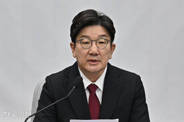 권성동 국민의힘 원내대표가 25일 국회에서 열린 원내대책회의에서 발언하고 있다. 정다빈 기자