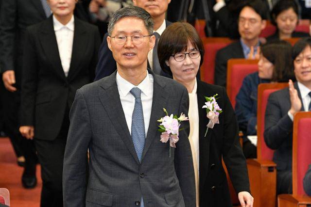 문형배(왼쪽) 전 헌법재판소장 권한대행과 이미선 헌법재판관이 18일 서울 종로구 헌법재판소 대강당에서 열린 퇴임식에 참석하기 위해 입장하고 있다. 남동균 인턴기자