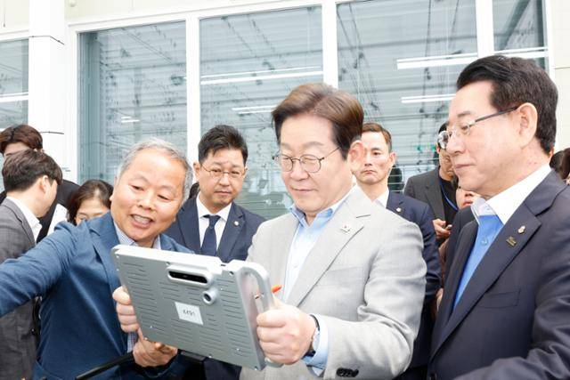 이재명 전 더불어민주당 대표가 25일 전남 나주시 전남농업기술원에서 농업과학기술진흥 간담회를 갖고 에너지자립형 온실을 둘러보고 있다. 뉴스1