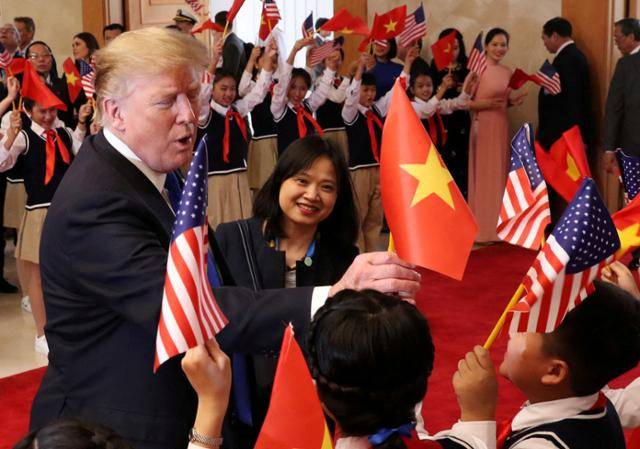 2차 북미정상회담을 위해 2019년 2월 베트남 하노이를 찾은 도널드 트럼프 미국 대통령이 베트남 어린이들의 환영을 받고 있다. 하노이=로이터 연합뉴스 자료사진