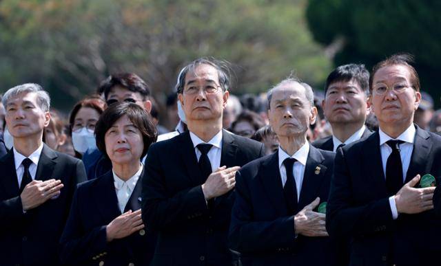 한덕수 대통령 권한대행 국무총리가 25일 국립대전현충원에서 열린 제2회 순직의무군경의 날 기념식에서 참석자들과 국민의례를 하고 있다. 대전=뉴시스