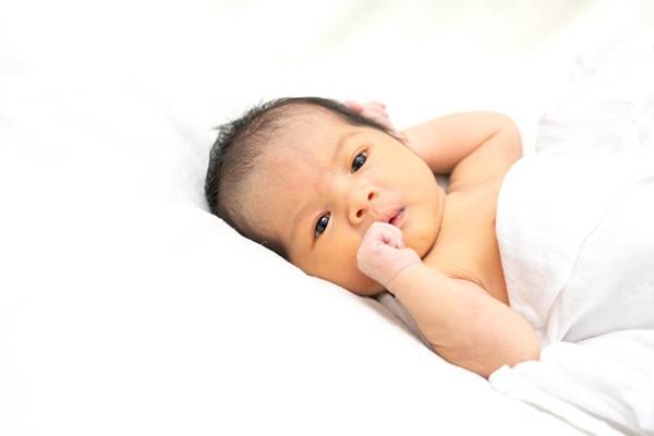 신생아의 생리적 황달은 흔히 나타났다가 사라지는 흔한 증상이지만, 병적 황달일 때는 빠른 치료가 필요하다./사진=게티이미지뱅크