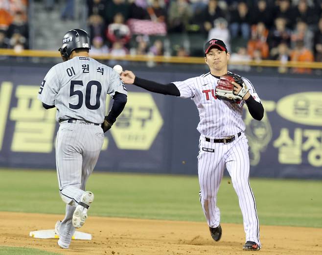 27일 오후 잠실야구장에서 열린 2025 프로야구 한화 와 LG 경기. LG 오지환이 8회 한화 최인호의 2루 땅볼 때 병살로 연결하고 있다. 잠실=정시종 기자 capa@edaily.co.kr /2025.03.27.