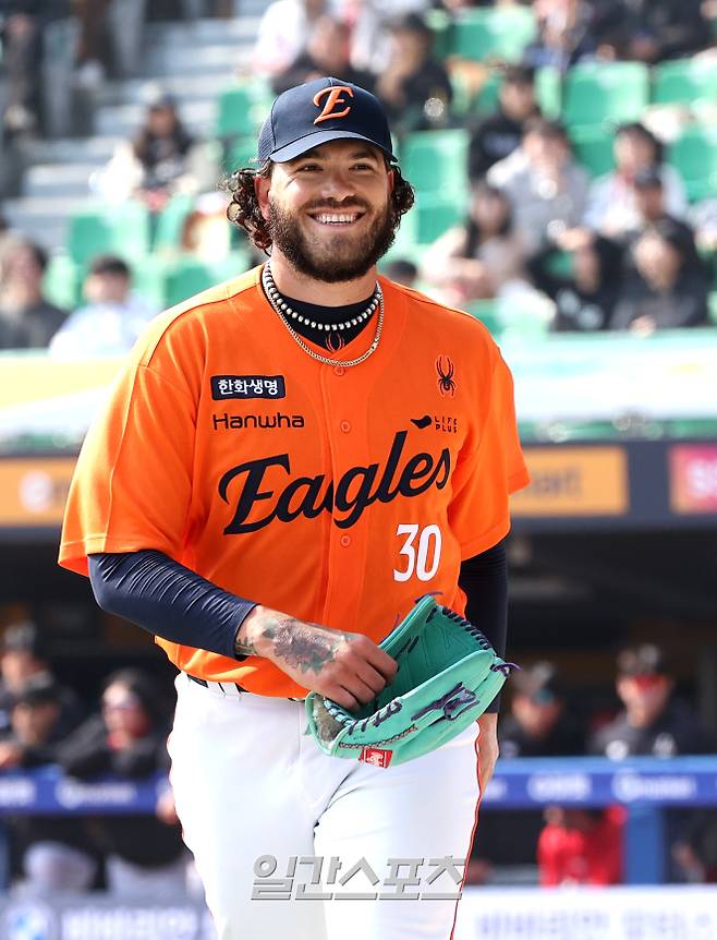 10일 오후 인천SSG랜더스필드에서 열린 2025 KB0리그 SSG 랜더스와 한화 이글스의 프로야구 시범경기에서 선발 폰세가 5회말 1사 교체되며 환하게 웃고 있다. 인천=김민규 기자 mgkim1@edaily.co.kr /2025.03.10/