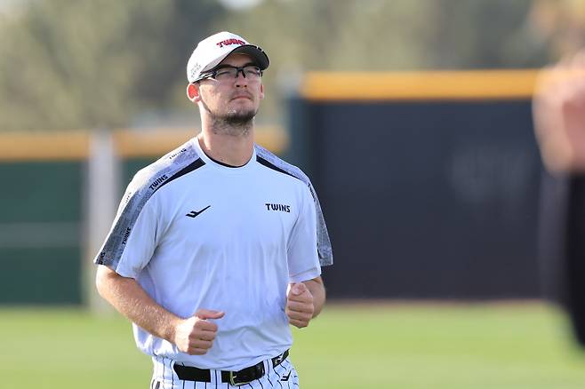 <yonhap photo-3286="">(스코츠데일[미국 애리조나주]=연합뉴스) 신현우 기자 = 호주프로야구(ABL) 시드니 블루삭스 우완 투수 코엔 윈이 13일(현지시간) 미국 애리조나주 스코츠데일 인디언 스쿨 공원 야구장에서 열린 LG 트윈스 1차 스프링캠프에 초청 선수로 참가해 훈련하고 있다. 2025.2.14 nowwego@yna.co.kr/2025-02-14 09:41:19/ <저작권자 ⓒ 1980-2025 ㈜연합뉴스. 무단 전재 재배포 금지, AI 학습 및 활용 금지></yonhap>