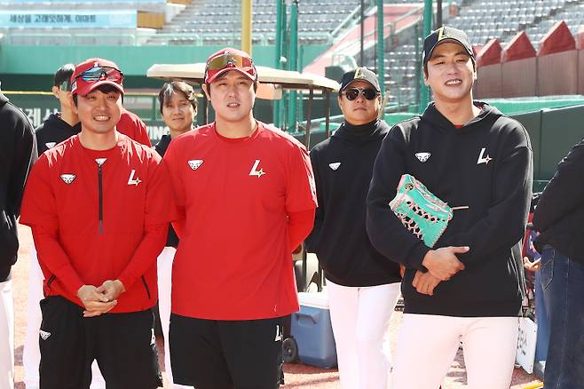 25일 라이언 맥브룸의 선수단 상견례 자리에 참석한 SSG 선수단. SSG 제공