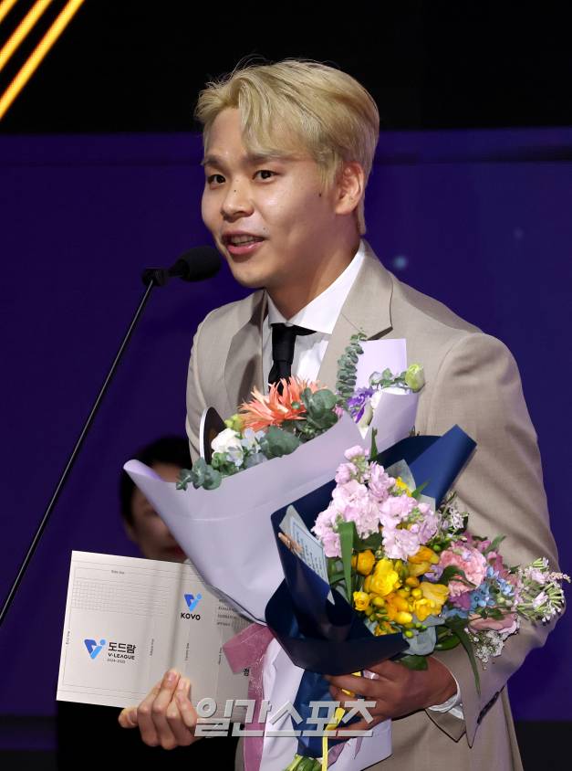 2024-2025 V리그 시상식이 14일 오후 서울 서대문구 스위스그랜드호텔 컨벤션홀에서 열렸다. 이번 시즌 남자부 베스트7에 선정된 리베로 KB손해보험 정민수가 수상소감을 말하고 있다. 김민규 기자 mgkim1@edaily.co.kr /2025.04.14/