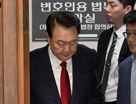 윤석열 전 대통령이 21일 서울 서초동 서울중앙지법에서 열린 내란 우두머리 혐의 형사재판 2번째 공판에 출석하고 있다. [사진=사진공동취재단]