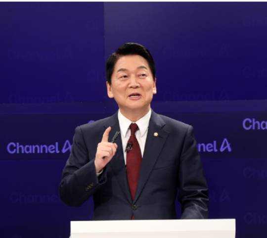 24일 오후 서울 종로 동아미디어센터 채널A 스튜디오에서 국민의힘 대선 2차 경선 진출자인 안철수 후보가 리허설을 하고 있다. [사진=국회사진취재단]