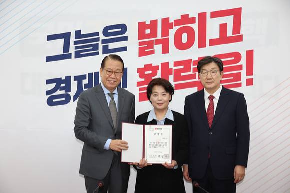 권영세 국민의힘 비상대책위원장과 권성동 원내대표가 21일 오전 국회에서 열린 당 경제활력 민생특별위원회 첫 회의에 앞서 윤희숙 위원장과 기념촬영을 하고 있다. [사진=연합뉴스]