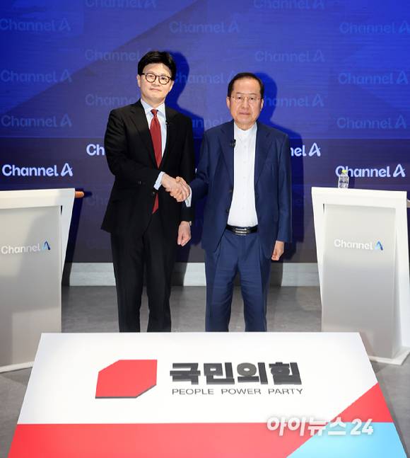 25일 오후 종로 동아미디어센터 채널A 오픈스튜디오에서 국민의힘 대선 2차 경선 진출자인 한동훈 홍준표 후보가 토론 전 악수를 하고 있다. [사진=국회사진취재단]