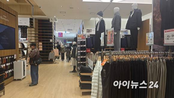 서울의 SPA 브랜드 매장에서 소비자들이 의류 상품을 둘러보고 있다.