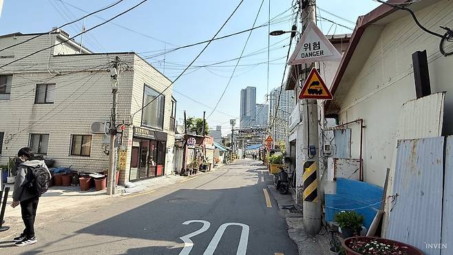 ▲ 용산역에서 내려서 마스터 시바의 특제 라멘으로 가는 길, 사막화는 안 되어있지만 아비도스 느낌이?