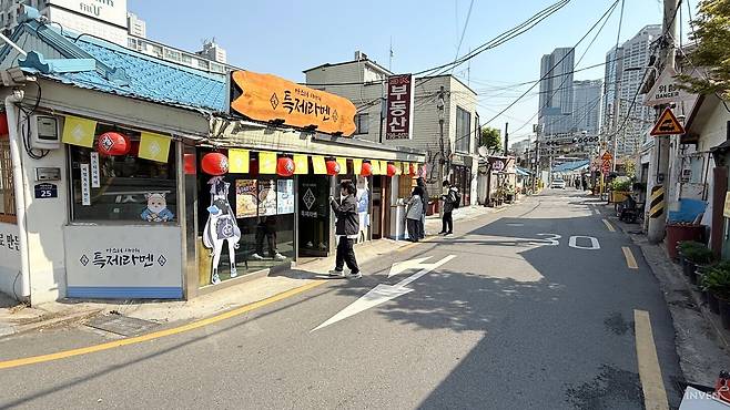 ▲ 건널목을 지나 마침내 도착한 마스터 시바의 특제 라멘 팝업