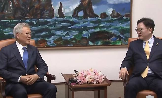 4·27 판문점선언 7주년 기념식 참석차 국회를 찾은 문재인 전 대통령이 25일 오후 서울 여의도 국회에서 우원식 국회의장과 면담을 하고 있다. (SBS 캡처)