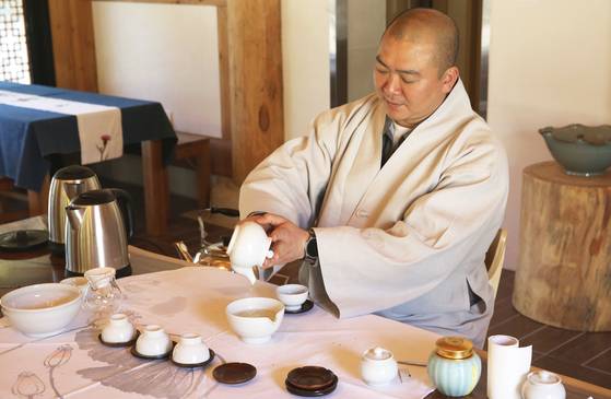 대흥사 법은 스님이 차를 내고 있다. 차담은 대흥사 템플스테이의 주요 프로그램이다.
