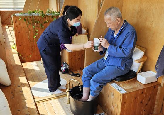 전라남도 마음건강치유센터의 약족. 약재를 넣은 뜨거운 물에 발을 넣고 족욕을 한다.