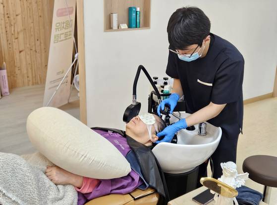 마음건강치유센터의 헤어 스파 프로그램.