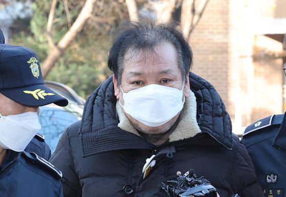 불법 정치자금 수수 혐의를 받는 '건진법사' 전성배 씨가 지난해 12월 19일 오전 서울 양천구 서울남부지방법원에서 열린 영장실질심사(구속 전 피의자심문)에 출석하고 있다. 뉴스1