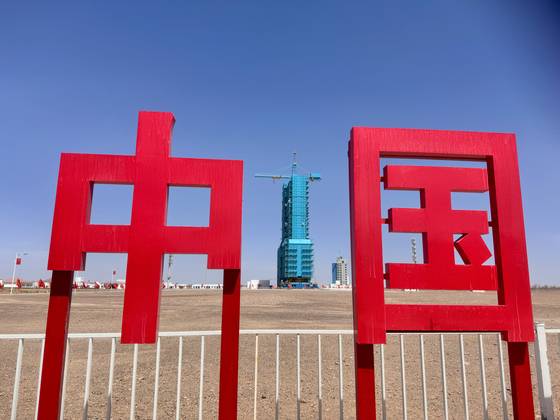 24일 선저우 20호가 발사되기 전 마지막 정비를 하고 있다. 신경진 특파원